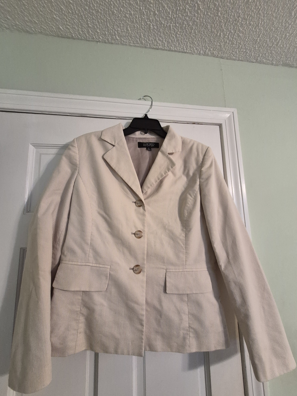 Kasper Ivory Single-Breasted Blazer with Notch Collar